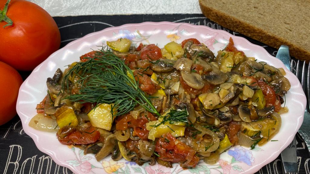 Салат из запечённых кабачков, помидоров и грибов. смотреть онлайн