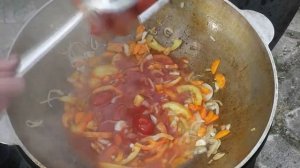 Свиные хвосты в казане на огне.