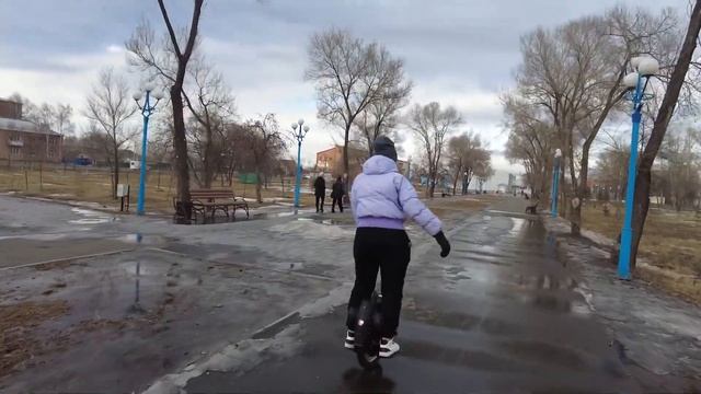 Катя научилась кататься на моноколесе. Зона отдыха Абакан смотреть онлайн