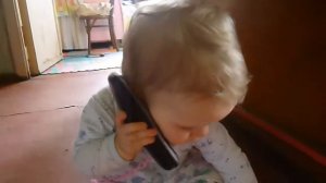 Ребенок говорит по телефону