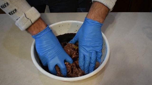 Сырокопченая колбаса по типу салями с орешками, оливками, каперсами и перчиками пепперони! смотреть онлайн