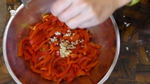 ОТЛИЧНАЯ ЗАКУСКА на стол! Приготовьте такой салат из печеного болгарского перца, пальчики оближешь