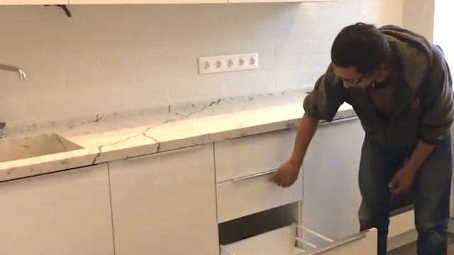 Светлая кухня со столешницей подоконником смотреть онлайн