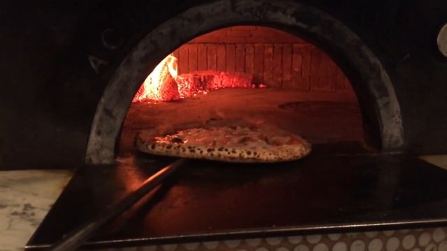 How To PERFECTLY Cook a Neapolitan Pizza in Acunto Oven - Alessio Lacco (PangeaKitchen) смотреть онлайн