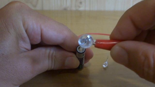 БОЛЬШОЙ СВЕТОДИОД от МАЛЕНЬКОЙ БАТАРЕЙКИ !!! Супер Лайф Хак !!! смотреть онлайн