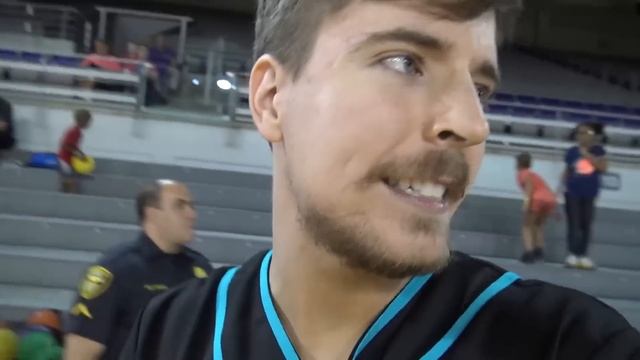 World's Largest Game Of Dodgeball смотреть онлайн