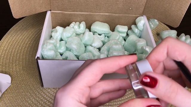 Распаковка посылки от компании Lucas Cosmetics. Косметика для бровей и не только. смотреть онлайн