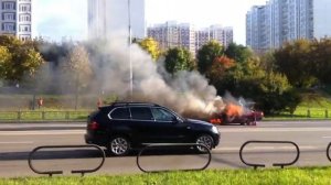 Горит машина на мичуринском проспекте.