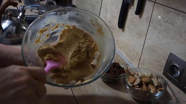 Ciasto czekoladowe z kremem kajmakowym. Przepis na szybkie i wilgotne ciasto czekoladowe