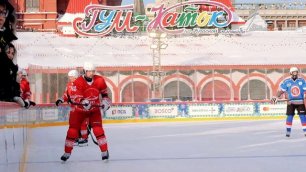 Благотворительный хоккейный матч на Красной площади на ГУМ-катке