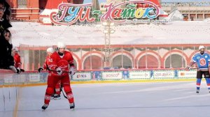 Благотворительный хоккейный матч на Красной площади на ГУМ-катке