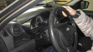 Машина не заводится . Продуй цилиндры вот так и повтори попытку. Полезный совет для водителя.