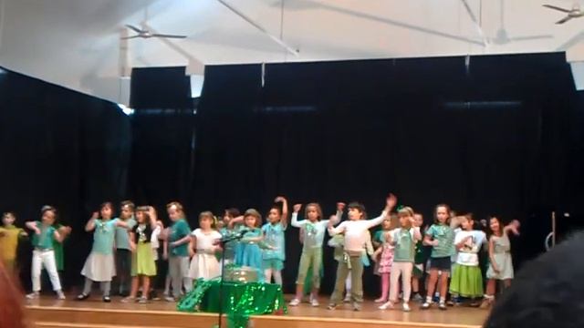 Kindergarten perform Peppermint Twist смотреть онлайн
