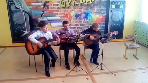 Мальчишки поют