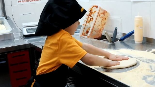 Петя-повар готовит пиццу. смотреть онлайн