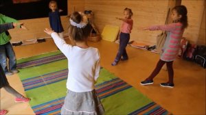 Маленькие ножки бежали по дорожке