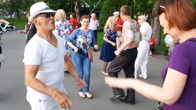 Ай яй яйдевчонка!!!Танцы в саду ШевченкоХарьковмай 2021.