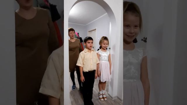 Лена, Тонечка и Артем поздравляют Лидию Жолобову. смотреть онлайн