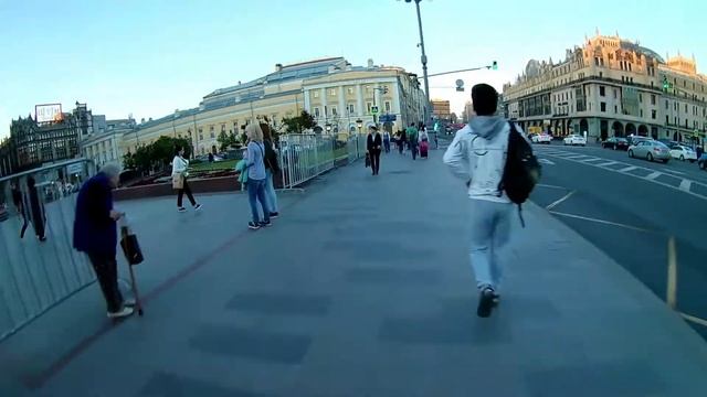 Электросамокат и моноколесо среди пешеходов смотреть онлайн