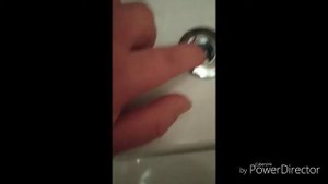 Как снять крышку с бочка унитаза.