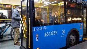 Автобус ЛиАЗ-6213.65 следует по маршруту м7 "м. Стахановская - м. Парк Победы"