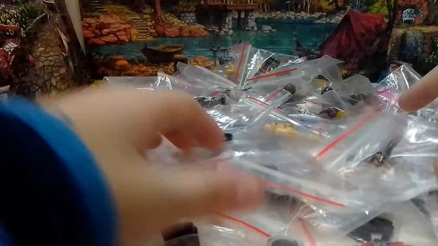 обзор пакетиков с Лего минифигурками и аксессуарами смотреть онлайн