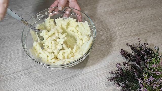 Порционное вкусное блюдо из картофеля, бекона и сладкого перца