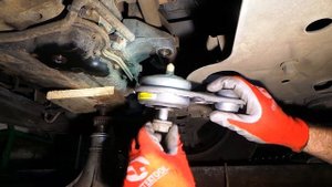 Renault Trafic 2 замена задней опоры двигателя