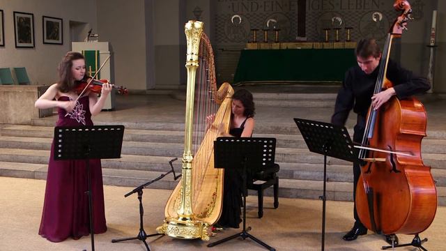 D. Shostakovich "5 Pieces for two violins and piano" 2nd mov.Gavotte смотреть онлайн