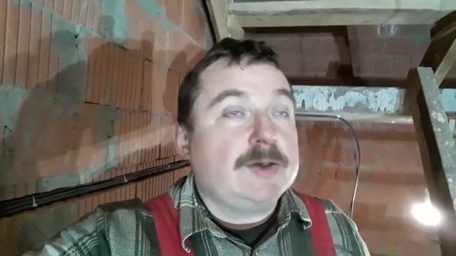 Электромонтаж под лестницей. Воскресный вечер, репортаж с обьекта