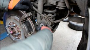 Замена задних тормозных колодок на Форд Эксплорер 2013 года Ford Explorer 3,5