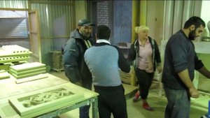 РЕЛЬЕФНО-ШЛИФОВАЛЬНЫЙ СТАНОК FORMA QSG-1000R6 на производстве.