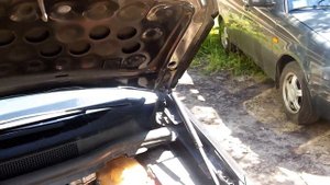 Открытие капота Opel Zafira B с двумя газовыми упорами.