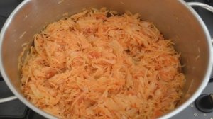 Квашеная капуста, тушеная с сосиской