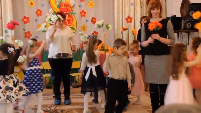 игра с мамами на 8 Марта "СОБЕРИ БУКЕТ" смотреть онлайн