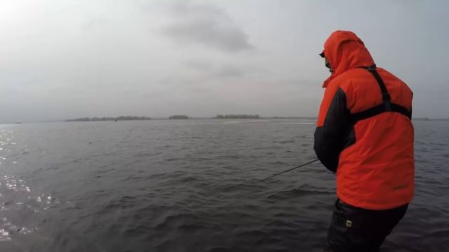 Весенняя ловля крупной щуки перед нерестом. Рыбалка с лодки в Черкассах. смотреть онлайн