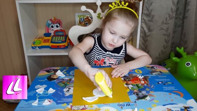 Лера делает зайку из ватных дисков. Поделки для малышей своими руками! смотреть онлайн