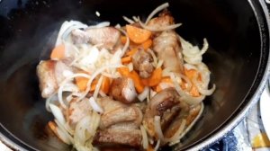 Свиные ребрышки тушеные с капустой