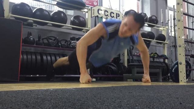 91. Отжимания на кулаках с перестановкой упора. смотреть онлайн