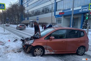 В Екатеринбурге на ровном месте перевернулся автомобиль. Водитель попал в больницу