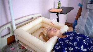 Мытье головы маломобильному получателю социальных услуг в кровати