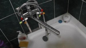 Очистка лейки душа от известкового налета уксусной кислотой.