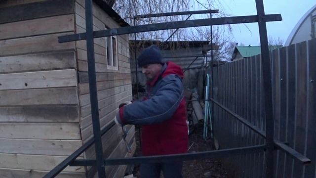 Стеллаж для досок из металлического профиля.