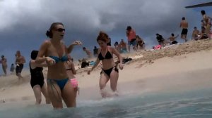 Девушек сносит на пляже   Girls blows at the beach