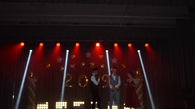 СЦЕНКА РОДИТЕЛИ ВЫБИРАЮТ СЫНУ КОСТЮМ НА ВЫПУСКНОЙ ВЫПУСКНОЙ ВЕЧЕР 2019. СШ№14 г. БРЕСТ смотреть онлайн