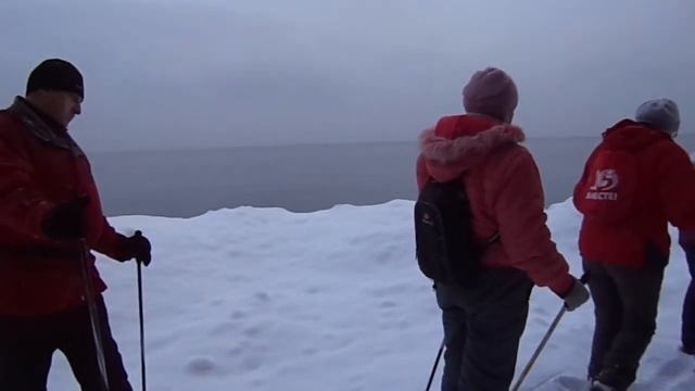 Идем по льду вдоль берега Онего смотреть онлайн