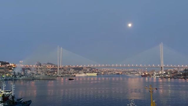 Вечерний Владивосток. Полная Луна. Золотой Рог. 17.03.2022 смотреть онлайн