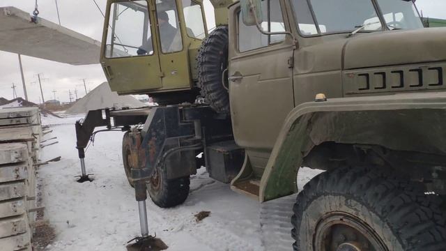 Старенький автокран КС 2572А-1 на базе Урала-375 смотреть онлайн