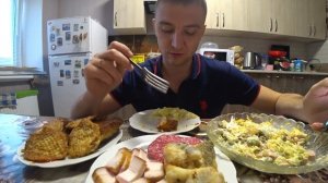 МУКБАНГ ЕДА НА КАМЕРУ НОВОГОДНИЙ СТОЛ - КАРТОШКА, КОТЛЕТЫ, КОЛБАСА, САЛО, РЫБА, ОЛИВЬЕ САЛАТ