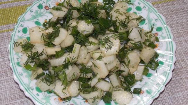 Салат из белого редиса с зеленью